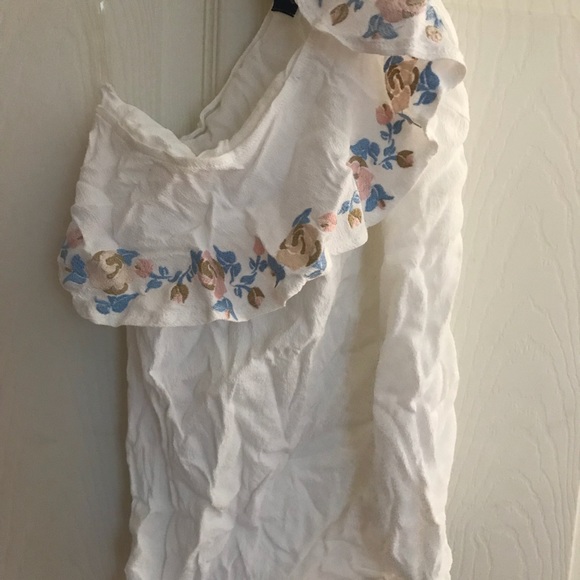 Tops and dresses - Picture 1 of 5